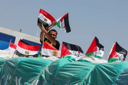 انطلاق شاحنات مساعدات مصرية إلى معبر كرم أبو سالم تمهيداً لدخولها غزة