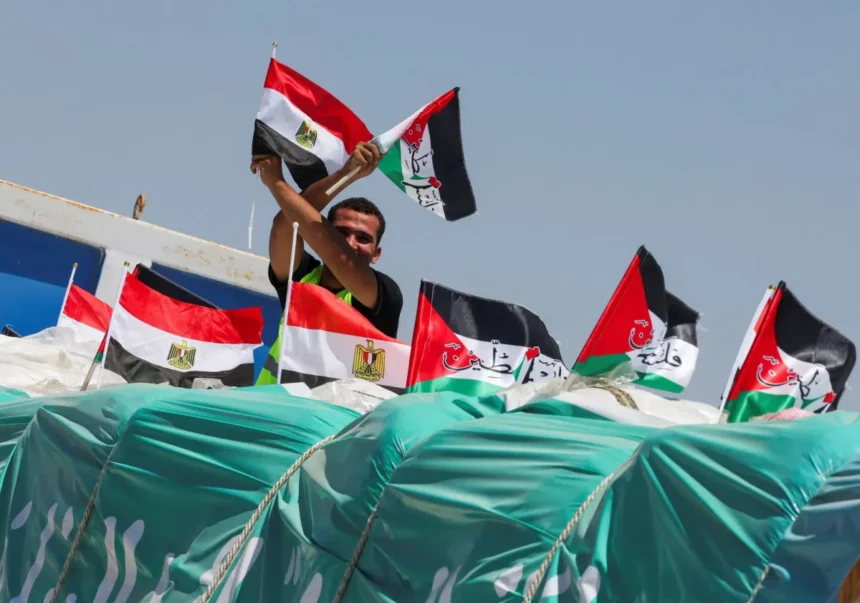 انطلاق شاحنات مساعدات مصرية إلى معبر كرم أبو سالم تمهيداً لدخولها غزة