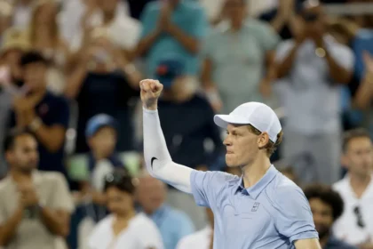 سينر إلى ثمن النهائي رغم الفوضى