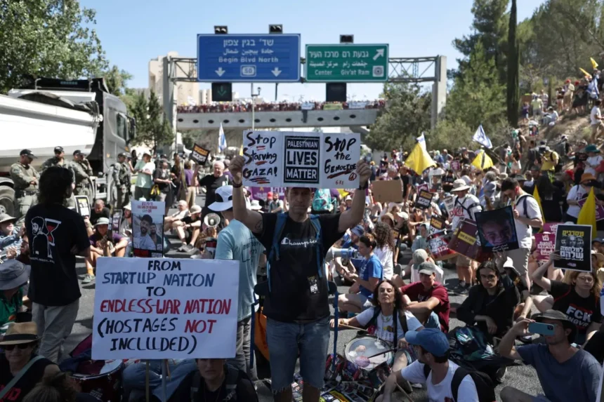 مظاهرات وإضرابات «مليونية» تعمّ إسرائيل