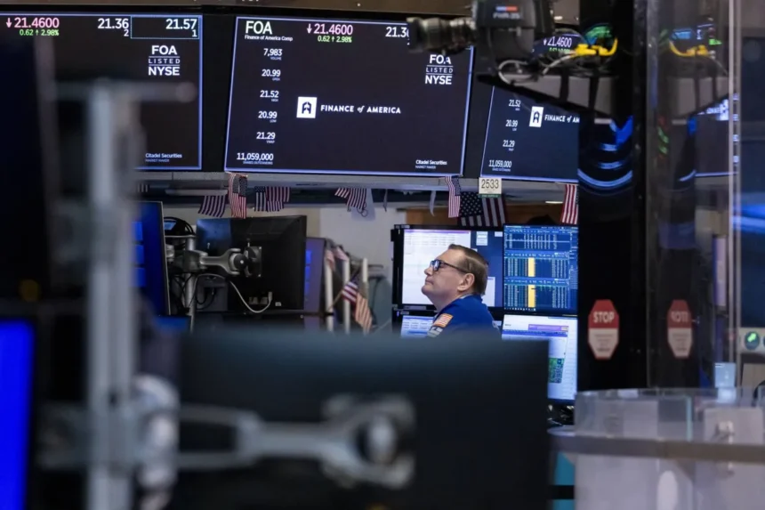 أسهم «وول ستريت» تتراجع عن قممها التاريخية