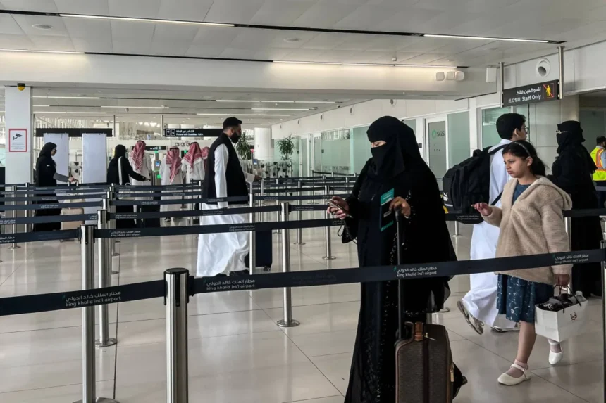 مطارات السعودية تحلِّق بـ141 مليون مسافر في 2025... وقفزة تاريخية | نافذة الشرق