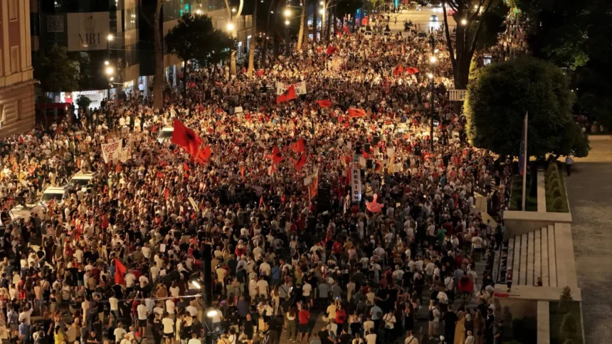 احتجاجات مستمرة في ألبانيا ضد مشروع سياحي مرتبط بعائلة ترمب | نافذة الشرق