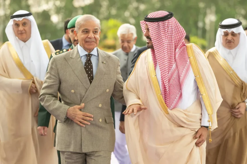 رئيس وزراء باكستان في السعودية لبحث التطورات وتعزيز العلاقات | نافذة الشرق
