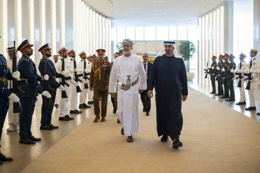 بالصور.. رئيس الدولة وسلطان عمان يبحثان العلاقات الأخوية بين البلدين | نافذة الشرق
