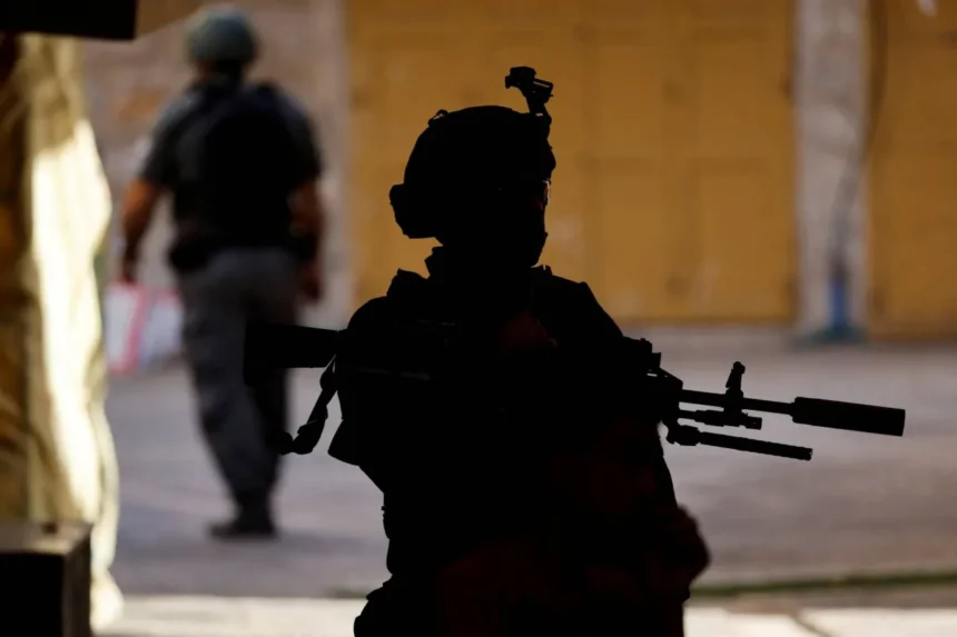 الرئيس الإسرائيلي يعفو عن جندي قتل فلسطينياً مصاباً في الضفة | نافذة الشرق